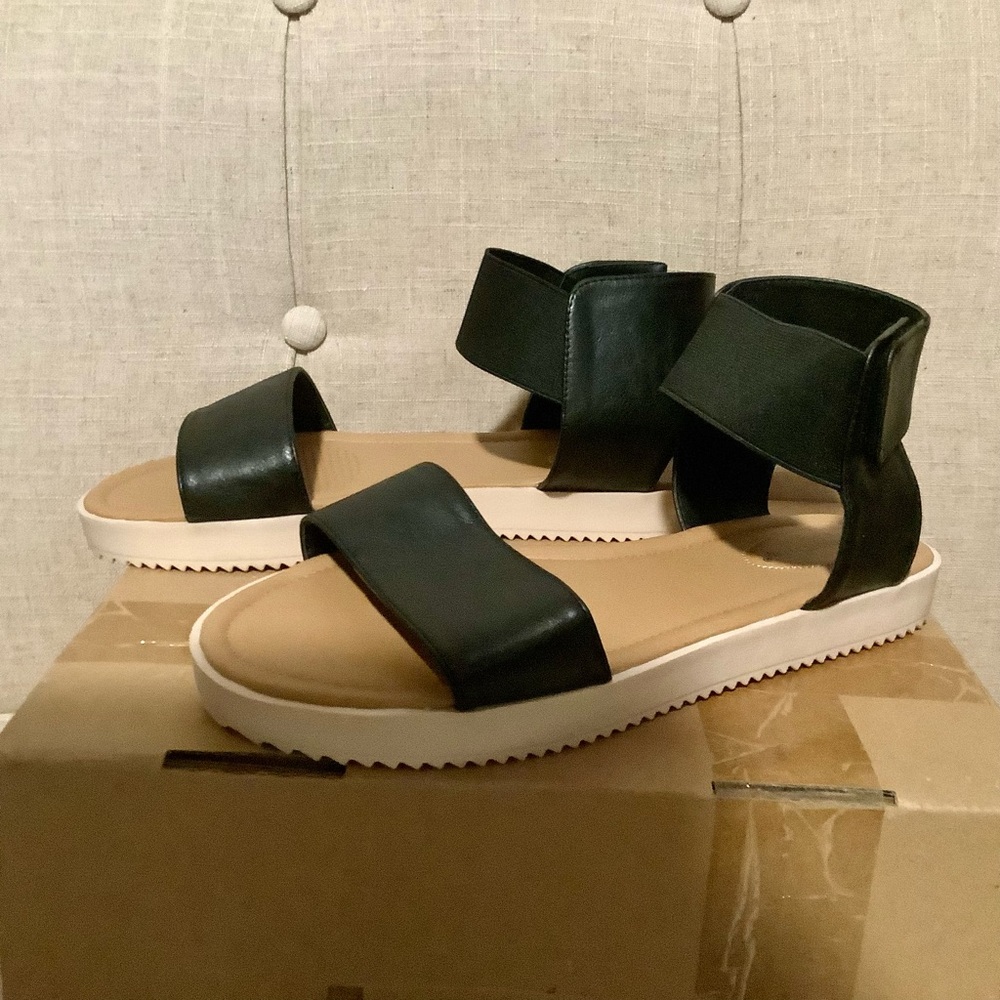 Comfortview Black and Tan Sandals 8 1/2 wide